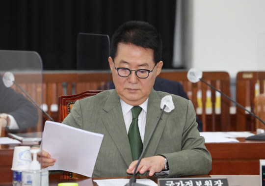 지난 8월27일 박지원 국가정보원장이 27일 오전 서울 여의도 국회에서 열린 정보위 전체회의에 출석, 회의준비를 하고 있다.연합뉴스